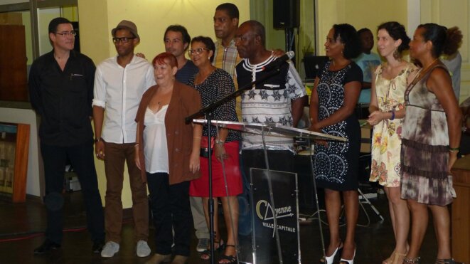 La cérémonie de remise des Prix dans les salons de la mairie de Cayenne le 29 novembre 2014. Au centre, en Boubou noir et blanc, notre désapparu et néanmoins présent à nos cœurs Monsieur le Professeur Richard Djiropo. La cérémonie de remise des Prix dans les salons de la mairie de Cayenne le 29 novembre 2014. Au centre, en Boubou noir et blanc, notre désapparu et néanmoins présent à nos cœurs Monsieur le Professeur Richard Djiropo.