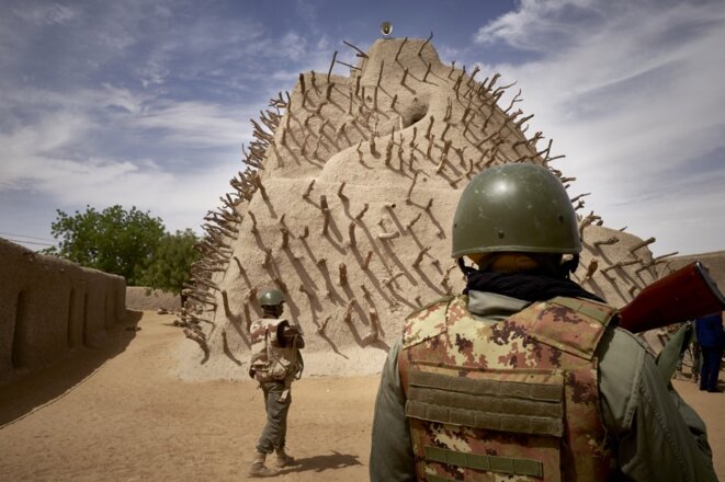 Des soldats maliens patrouillent dans un site archéologique à Gao le 10 mars 2020. © Michele Cattani/AFP Des soldats maliens patrouillent dans un site archéologique à Gao le 10 mars 2020. © Michele Cattani/AFP