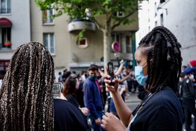 Deux jeunes femmes filment, et postent sur les réseaux sociaux, des vidéos du rassemblement du 2 juin à l'appel du collectif Vérité pour Adama. © Rachida El Azzouzi Deux jeunes femmes filment, et postent sur les réseaux sociaux, des vidéos du rassemblement du 2 juin à l'appel du collectif Vérité pour Adama. © Rachida El Azzouzi