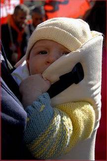Bébé qui manifeste