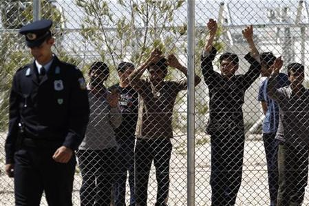 Des étrangers détenus au camp d&#039;Amygdaleza – aujourd&#039;hui progressivement ouvert – le 30 avril 2012. © Reuters