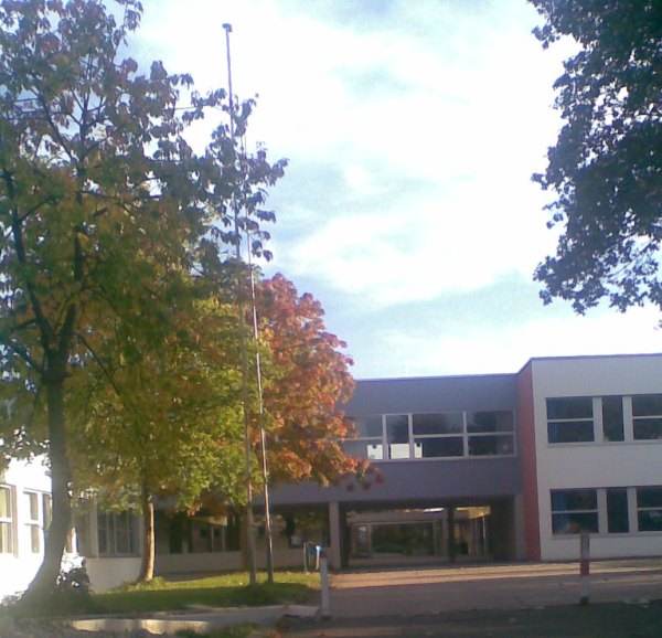 Entrée école primaire, vue de la rue
