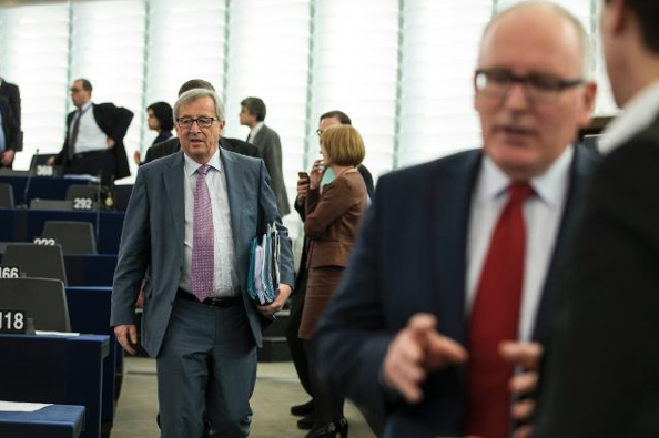 Jean-Claude Juncker (à gauche) et son bras droit, le Néerlandais Frans Timmermans, le 16 décembre à Strasbourg.