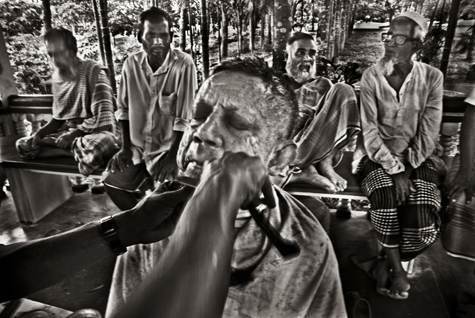 “I don’t have family since I am still a bachelor”, smiled 73 years old, Mr. Ajim, and the barber cautioned him “I don’t have family since I am still a bachelor”, smiled 73 years old, Mr. Ajim, and the barber cautioned him