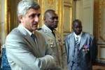 Le brigadier Guissé (deuxième rang) reçu par Hervé Morin en même temps que son frère Amara, ex-militaire