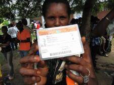 Un électeur brandit sa carte électorale