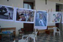 Photos et documents suspendus.