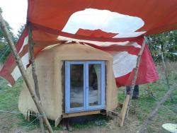 Une cabane auto-construite de la Belichroute (JL)