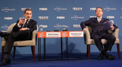 Nicolas Sarkozy et Chang Dae-whan au World Knowledge Forum de Séoul (Corée du Sud), le 14 octobre. Nicolas Sarkozy et Chang Dae-whan au World Knowledge Forum de Séoul (Corée du Sud), le 14 octobre.