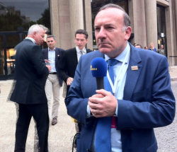 Thierry Le Paon (CGT, de dos) et Pierre Gattaz (Medef) au micro de BFM business le 7 juillet 2014 Thierry Le Paon (CGT, de dos) et Pierre Gattaz (Medef) au micro de BFM business le 7 juillet 2014