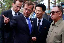 Kim Jong-il regarde Medvedev.