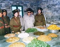Kim Jong-il regarde la nourriture.