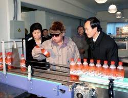 Kim Jon-il tient un soda.