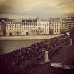 Une partie du cortège sur le pont de Sully. Une partie du cortège sur le pont de Sully.