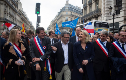 Aymeric Chauprade en tête du défilé du 1er-Mai du FN, en hommage à Jeanne d'Arc, cette année. Aymeric Chauprade en tête du défilé du 1er-Mai du FN, en hommage à Jeanne d'Arc, cette année.
