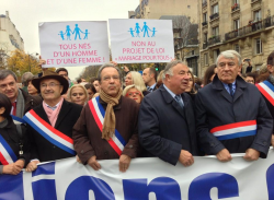 L'ex-FN Jacques Bompard (à gauche), les UMP Gérard Larcher et Claude Goasguen (à droite)