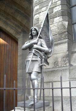 409px-Statue_de_Jeanne_dArc_Basilique_Sa