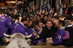 Francois Bayrou devant Valentine avec les éleveurs du groupe Gascon.