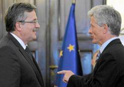 Le président polonais Bronisław Komorowski (à gauche) avec son conseiller Roman Kuźniar (à droite) Le président polonais Bronisław Komorowski (à gauche) avec son conseiller Roman Kuźniar (à droite)