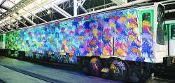 Un wagon du métro parisien graffé par Azyle.