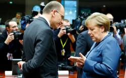 Angela Merkel le 19 décembre à Bruxelles, en conversation avec l'Italien Enrico Letta. Angela Merkel le 19 décembre à Bruxelles, en conversation avec l'Italien Enrico Letta.