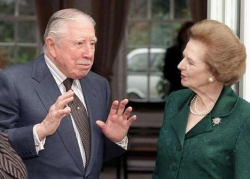 Margaret Thatcher venue apporter son soutien à Augusto Pinochet en mars 1999.