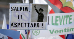 Dans la foule, une pancarte avec le portrait de Mussolini accompagné du slogan « Salvini, on t'attendait ». Dans la foule, une pancarte avec le portrait de Mussolini accompagné du slogan « Salvini, on t'attendait ».