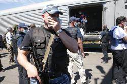 Des inspecteurs de l'OSCE inspectent les wagons dans lesquels ont été entreposés des corps des victimes du crash. Des inspecteurs de l'OSCE inspectent les wagons dans lesquels ont été entreposés des corps des victimes du crash.