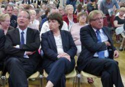 M. Aubry entourée du candidat P. Kemel et du député sortant A. Facon