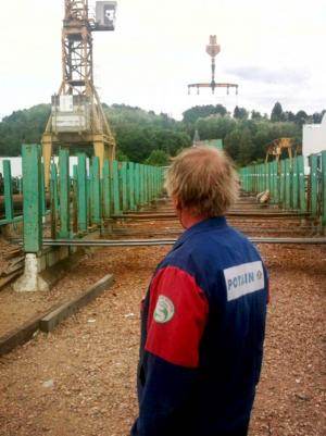 G. Veillas devant la plus vieille grue du chantier
