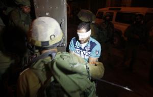 Un Palestinien arrêté par l'armée israélienne à Hébron, mercredi 2 juillet. Un Palestinien arrêté par l'armée israélienne à Hébron, mercredi 2 juillet.
