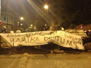 Une barricade, en contrebas de la place Taksim