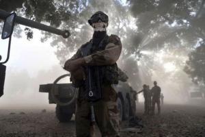 Un soldat français portant un masque à tête de mort, le 20 janvier 2013 à Niono, au Mali