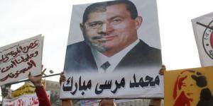 Affiche comparant Morsi et Moubarak. Affiche comparant Morsi et Moubarak.