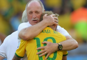 Neymar consolé par l'entraîneur brésilien. Neymar consolé par l'entraîneur brésilien.