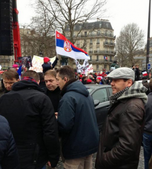 Axel Loustau, à droite de Grégoire Boucher, organisateur avec l'oreillette, lors du «Jour de colère» à Paris le 26 janvier 2014. Axel Loustau, à droite de Grégoire Boucher, organisateur avec l'oreillette, lors du «Jour de colère» à Paris le 26 janvier 2014.