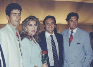 Roch Tabarot (2e en partant de la droite) avec l&#039;ex-cycliste Miguel Indurain et la vedette télé espagnole Norma Duval, en 1991.