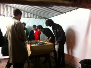 Le chanteur de Cat's Eyes backstage.