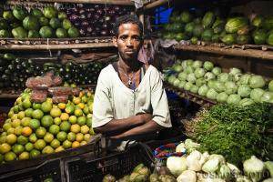 Au marché d'Addis-Abeba. Un marchand de primeurs dont l'activité est aujourd'hui menacée.