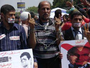 Manifestants devant la Haute Cour constitutionnelle