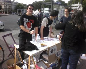 Tous les soirs depuis le 20 mai, les indignés français se rassemblent à la Bastille.