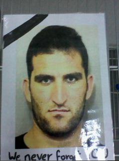 Un portrait de Reza Barati a été affiché dans le centre de détention.