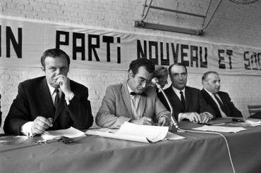 Georges Fillioud (noeud papillon) entre Charles Hernu et François Mitterrand