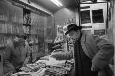 Mitterrand au kiosque, bd St Germain. 1977