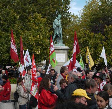 Laval, 13 oct. 2012, les manifestants devant la statue d'Ambroise Paré, réparateur.