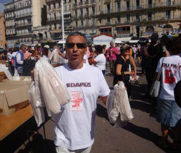 Distribution de pain par Emmaus sur le vieux-Port - 8 septembre 2011