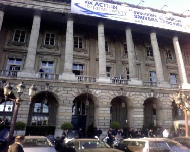 Dispositif policier devant au pied du siège de l'automobile club de france où se réunit les membres du Siècle. 