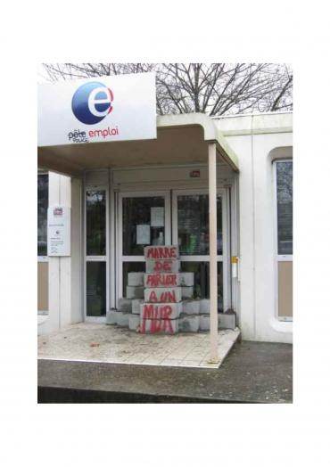 Une agence de Pôle emploi murée par un collectif de chômeurs à Rennes.
