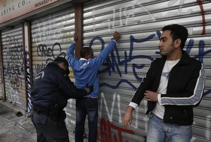Un contrôle policier à Athènes le 5 décembre 2012. © Reuters