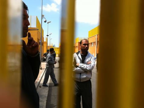 Des hommes enfermés. (AB)